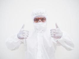 médico masculino asiático ou cientista em uniforme de suíte de ppe mostrando os polegares. coronavírus ou covid-19 conceito isolado fundo branco foto