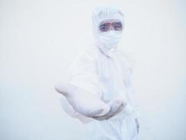 médico asiático ou cientista em uniforme de suíte de EPI oferecendo aperto de mão como saudação e boas-vindas. coronavírus ou covid-19 conceito isolado fundo branco foto