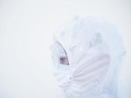 lado do rosto médico ou cientista em uniforme de conjunto de EPI com espaço de cópia para texto ou design. coronavírus ou covid-19 conceito isolado fundo branco foto