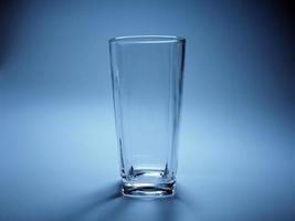 copo vazio em um fundo azul. foto