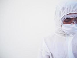 closeup de médico masculino asiático ou cientista em uniforme de suíte de EPI. coronavírus ou covid-19 conceito isolado fundo branco foto