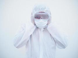 médico asiático ou cientista em uniforme de conjunto de epi cobre os ouvidos com as mãos. perigo de coronavírus ou conceito covid-19 isolado fundo branco foto