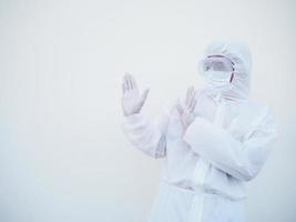 médico masculino asiático ou cientista em uniforme de conjunto de ppe mostrando sinal de pare. coronavírus ou covid-19 conceito isolado fundo branco foto