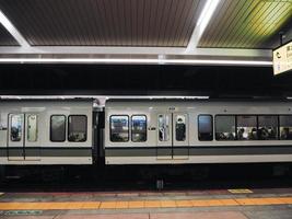 osaka, japão, 8 de novembro de 2019 estações de metrô no japão foto