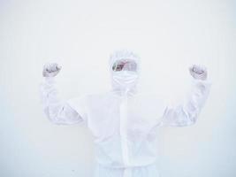 médico asiático emocional bem-sucedido ou cientista em uniforme de suíte de EPI enquanto olha para o futuro. cerra os punhos com prazer, felicidade, comemora sua vitória, tem grande triunfo. fundo branco isolado foto