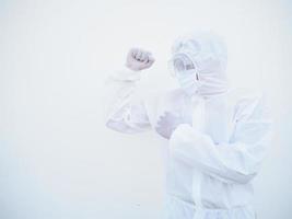 médico de vista lateral ou cientista em uniforme de suíte de ppe em pé com punhos levantados como boxer para luta com coronavírus ou fundo branco isolado covid-19 foto