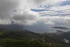 vista da serra para a costa adriática do mar e a cidade de budva, montenegro. foto