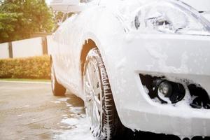 lavagem de carro ao ar livre com espuma de sabão. foto