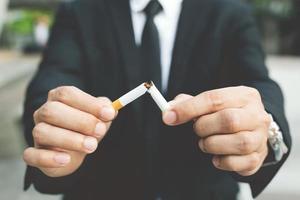 uma nova geração de empresário recusando o conceito de cigarros para parar de fumar e estilo de vida saudável. ou conceito de campanha sem fumar. foto