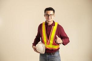 retrato de um engenheiro asiático estudando um engenheiro civil de planta de quarto no canteiro de obras foto