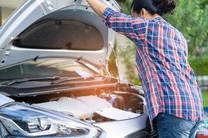 Abra o sistema do motor mecânico do capô para verificar e reparar danos ao acidente de carro. foto