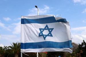 a bandeira azul e branca de israel com a estrela de davi de seis pontas. foto