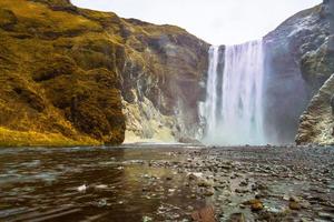 skogafoss, uma cachoeira situada no rio skoga, no sul da islândia, nas falésias do antigo litoral foto