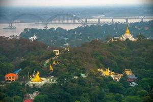 colina sagaing com numerosos pagodes e mosteiros budistas no rio irrawaddy, sagaing, myanmar foto