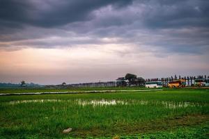 mandalay, myanmar - 7 de janeiro de 2019 - céu crepuscular do pôr do sol na ponte u bein, a ponte de madeira de teca mais antiga e mais longa do mundo que atravessa o lago taungthaman perto de amarapura foto