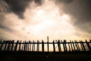 u bein bridge, a ponte de madeira de teca mais antiga e mais longa do mundo que atravessa o lago taungthaman perto de amarapura, myanmar foto