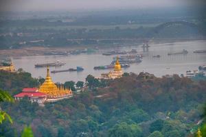 colina sagaing com numerosos pagodes e mosteiros budistas no rio irrawaddy, sagaing, myanmar foto