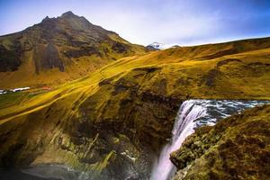 skogafoss, uma cachoeira situada no rio skoga, no sul da islândia, nas falésias do antigo litoral foto