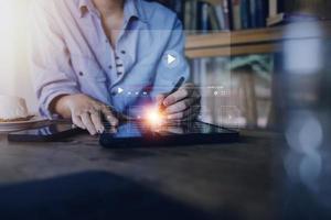 homem usando mouse e teclado para streaming online, assistindo vídeo na internet, concerto ao vivo, show ou tutorial foto