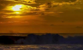 colorido pôr do sol dourado grande onda e praia puerto escondido méxico. foto