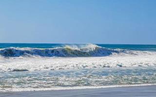 extremamente grandes ondas de surfista na praia puerto escondido méxico. foto