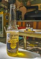 playa del carmen quintana roo méxico 2022 corona garrafa de cerveja no restaurante papacharly playa del carmen méxico. foto