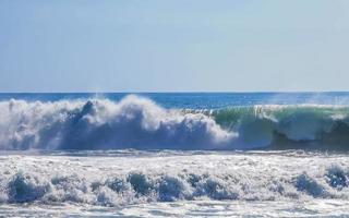 extremamente grandes ondas de surfista na praia puerto escondido méxico. foto