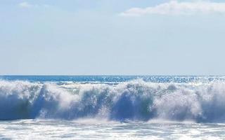 extremamente grandes ondas de surfista na praia puerto escondido méxico. foto