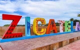 zicatela puerto excondido oaxaca méxico 2022 colorido zicatela puerto escondido letras sinal símbolo na praia méxico. foto