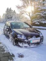 bremerhaven bremen alemanha 2010 preto vw golf gti carro de corrida estacionado na neve alemanha. foto