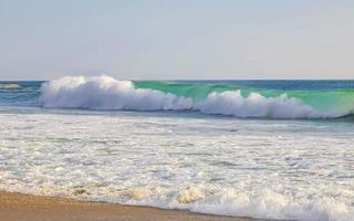 extremamente grandes ondas de surfista na praia puerto escondido méxico. foto