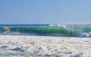 extremamente grandes ondas de surfista na praia puerto escondido méxico. foto