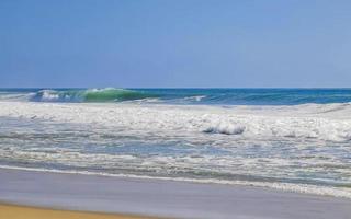 extremamente grandes ondas de surfista na praia puerto escondido méxico. foto