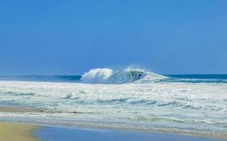 extremamente grandes ondas de surfista na praia puerto escondido méxico. foto