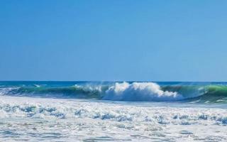 extremamente grandes ondas de surfista na praia puerto escondido méxico. foto