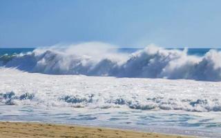 extremamente grandes ondas de surfista na praia puerto escondido méxico. foto