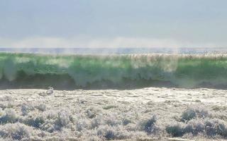 extremamente grandes ondas de surfista na praia puerto escondido méxico. foto