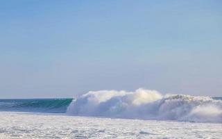 extremamente grandes ondas de surfista na praia puerto escondido méxico. foto