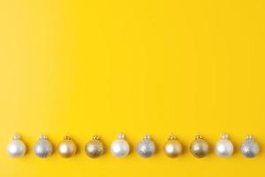 fundo mínimo amarelo de natal com bola cinza e bege. postura plana, copie o espaço foto
