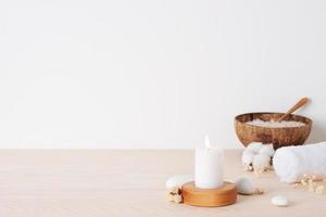 tratamento de spa com velas, toalha e flores sobre fundo branco. close-up, copie o espaço foto