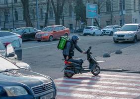 dnepropetrovsk, ucrânia - 22.11.2021 acidente de dois carros de passageiros devido a ações erradas de um entregador de comida em um ciclomotor. foto