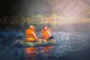 mulher e homem em um barco foto