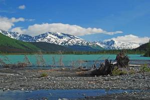 lago glacial nas montanhas foto