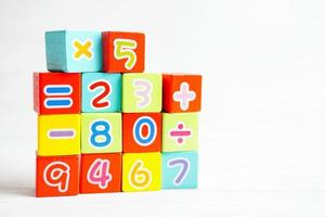 cubos de bloco de madeira de número para aprender matemática, conceito de matemática educacional. foto