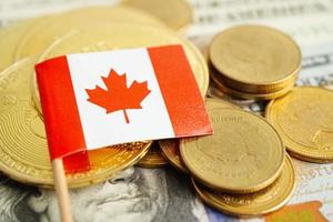 pilha de moedas de dinheiro com bandeira do canadá, conceito de banca de finanças