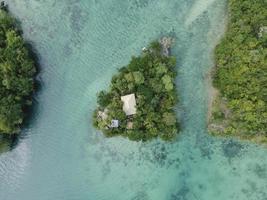 vista aérea de muitas pequenas ilhas em maluku, indonésia foto