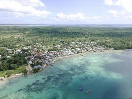 vista aérea de muitas pequenas ilhas em maluku, indonésia foto