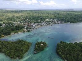 vista aérea de muitas pequenas ilhas em maluku, indonésia foto