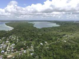 vista aérea de muitas pequenas ilhas em maluku, indonésia foto