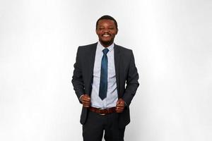 sorrindo alegre homem negro afro-americano em terno de negócio isolado no fundo branco foto